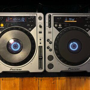 2 Pioneer CDJ 800 Digital Media CD Turntables (Tested and Working)